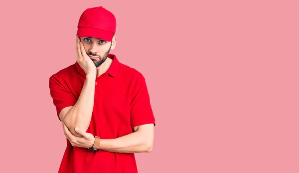 Jovem Homem Bonito Com Barba Vestindo Uniforme Entrega Pensando Cansado — Fotografia de Stock