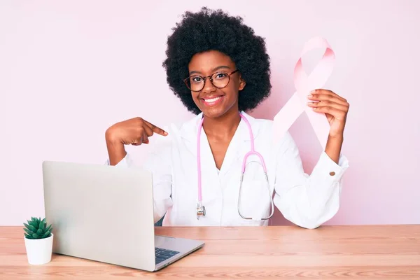 Genç Afro Amerikan Kadın Doktor Üniforması Giyiyor Elinde Pembe Kanser — Stok fotoğraf