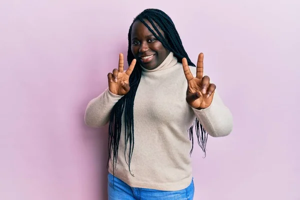 Jeune Femme Noire Avec Des Tresses Portant Pull Hiver Décontracté — Photo