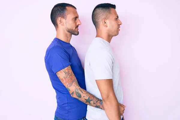 Joven Pareja Gay Dos Hombres Vistiendo Ropa Casual Mirando Lado — Foto de Stock