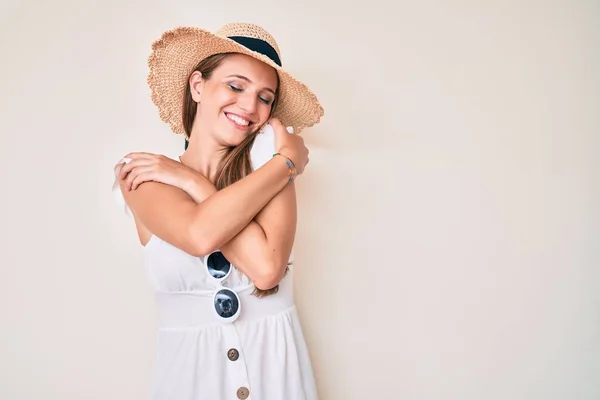 Giovane Ragazza Bionda Con Cappello Estivo Che Abbraccia Felice Positivo — Foto Stock