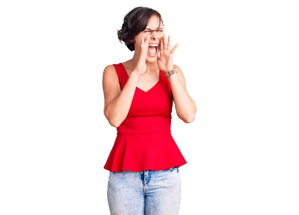 Mooie Jonge Vrouw Met Kort Haar Dragen Casual Stijl Met — Stockfoto