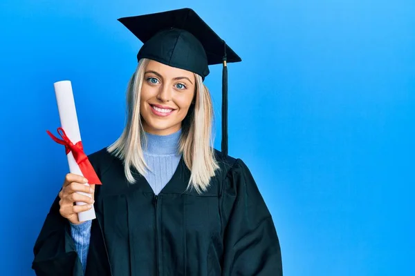 Hermosa Mujer Rubia Con Gorra Graduación Bata Ceremonia Sosteniendo Grado — Foto de Stock