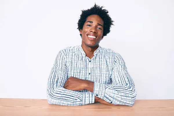 Schöner Afrikanisch Amerikanischer Mann Mit Afro Haaren Lässiger Kleidung Der — Stockfoto