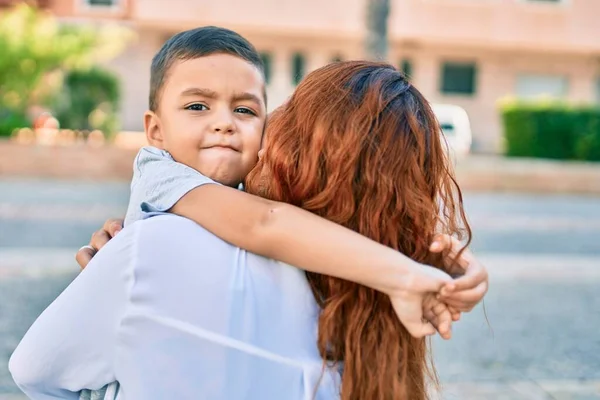 Adorable Madre Latina Hijo Sonriendo Feliz Abrazando Ciudad — Foto de Stock