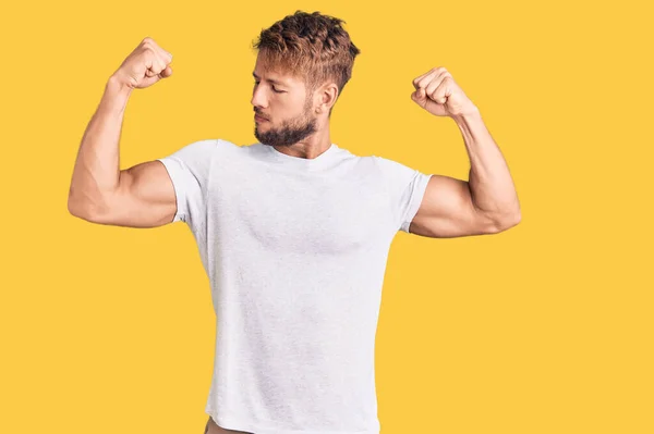 Joven Hombre Caucásico Con Camiseta Blanca Casual Mostrando Los Músculos —  Fotos de Stock