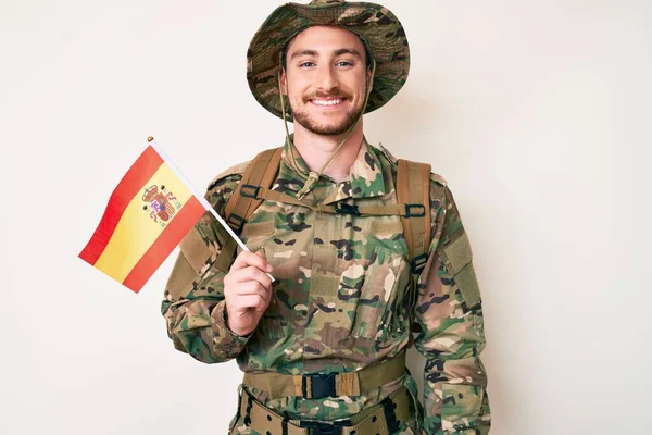 Joven Hombre Caucásico Vistiendo Uniforme Camuflaje Del Ejército Sosteniendo Bandera — Foto de Stock