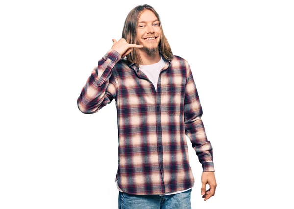 Hombre Caucásico Guapo Con Pelo Largo Vistiendo Camisa Hipster Sonriendo —  Fotos de Stock