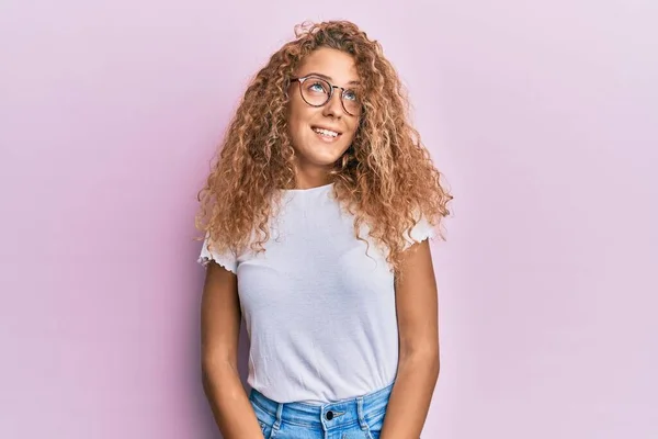 Όμορφη Καυκάσιος Έφηβος Κορίτσι Φορώντας Λευκό Shirt Πάνω Από Ροζ — Φωτογραφία Αρχείου