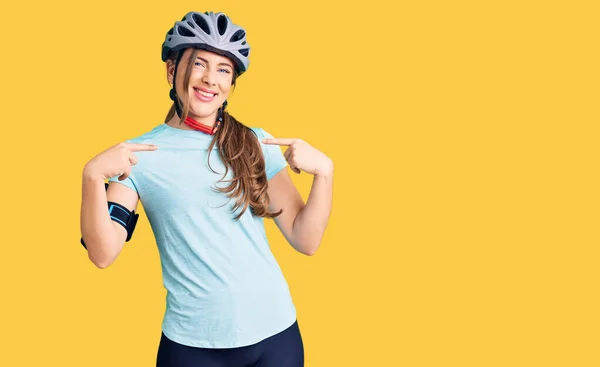 Schöne Kaukasische Junge Frau Mit Fahrradhelm Sieht Selbstbewusst Mit Einem — Stockfoto