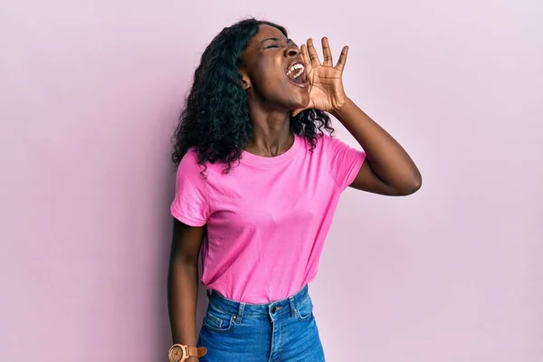 Mooie Afrikaanse Jonge Vrouw Draagt Casual Roze Shirt Schreeuwen Schreeuwen — Stockfoto