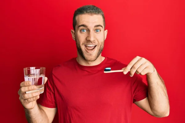 Jovem Caucasiano Segurando Escova Dentes Com Pasta Dentes Celebrando Louco — Fotografia de Stock