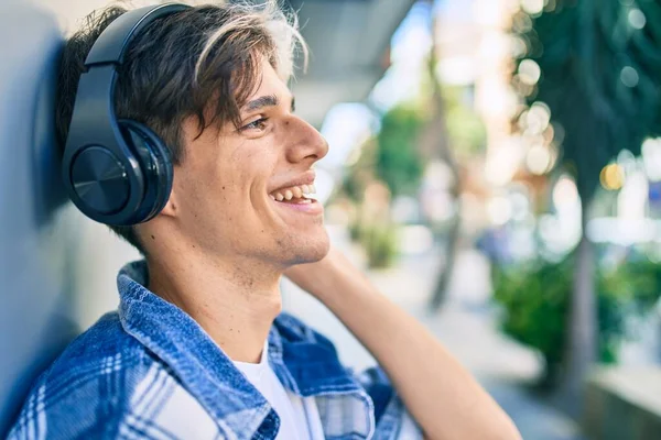 Junger Hispanischer Mann Lächelt Glücklich Mit Kopfhörern Die Stadt — Stockfoto