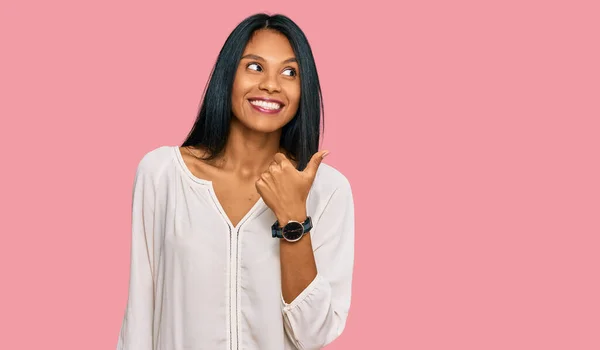 Jeune Femme Afro Américaine Portant Des Vêtements Décontractés Souriant Avec — Photo