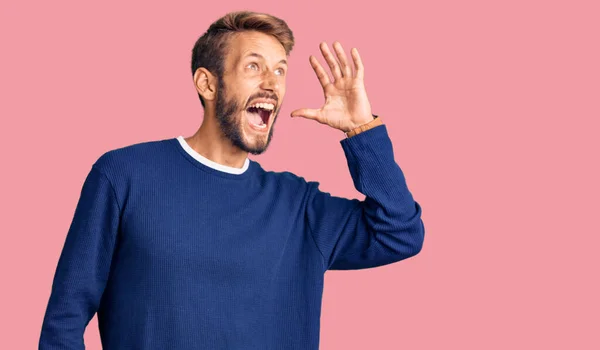 Bello Uomo Biondo Con Barba Che Indossa Maglione Casual Urlando — Foto Stock