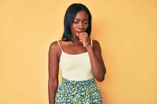 Молода Афроамериканська Жінка Одягнена Повсякденний Одяг Почувається Погано Кашляє Симптом — стокове фото