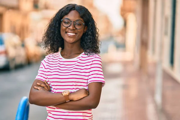 Joven Afroamericana Americana Con Los Brazos Cruzados Sonriendo Feliz Pie — Foto de Stock