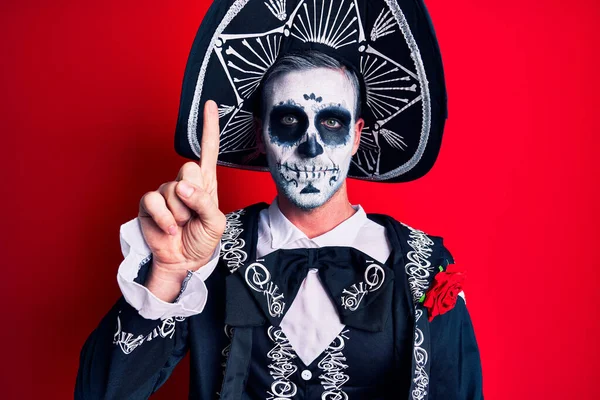 Mladý Muž Mexickém Dni Mrtvého Kostýmu Nad Červenou Ukazuje Ukazuje — Stock fotografie