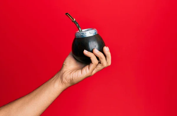 Mano Del Hombre Hispano Sosteniendo Taza Bebida Infusión Mate Sobre — Foto de Stock