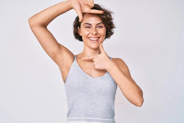 Mladá Hispánka Oblečená Neformálního Oblečení Usmívá Vytváří Rámeček Rukama Prsty — Stock fotografie