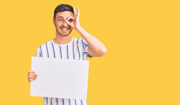 Guapo Joven Con Oso Sosteniendo Blanco Banner Vacío Sonriendo Feliz —  Fotos de Stock