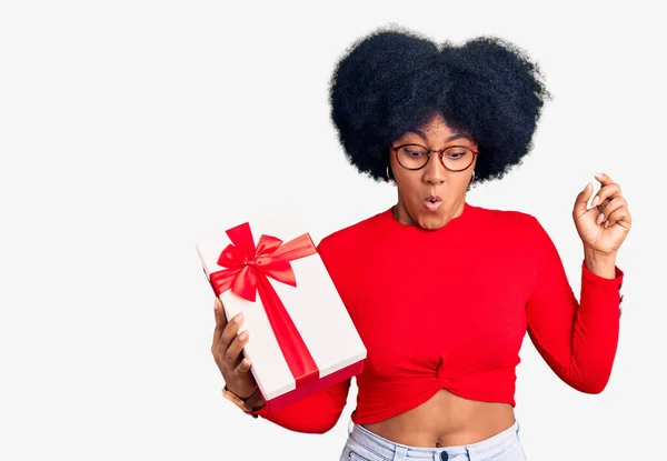 Joven Afroamericana Chica Sosteniendo Regalo Apuntando Hacia Abajo Con Los — Foto de Stock