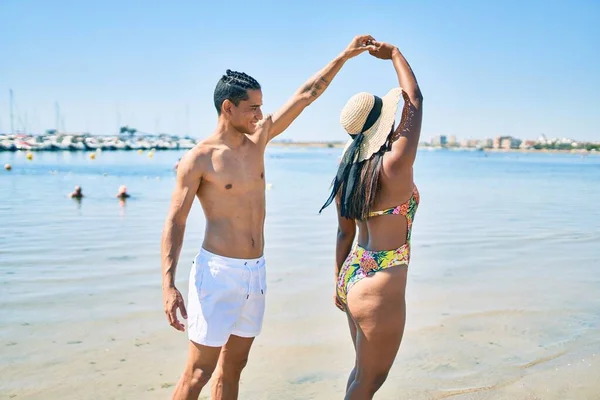 Jovem Casal Latino Vestindo Roupa Banho Sorrindo Feliz Dançando Praia — Fotografia de Stock