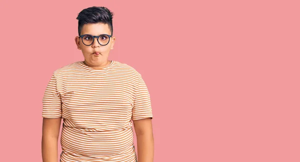 Chlapeček Neformálním Oblečení Brýlích Dělá Rybí Obličej Rty Bláznivé Komické — Stock fotografie