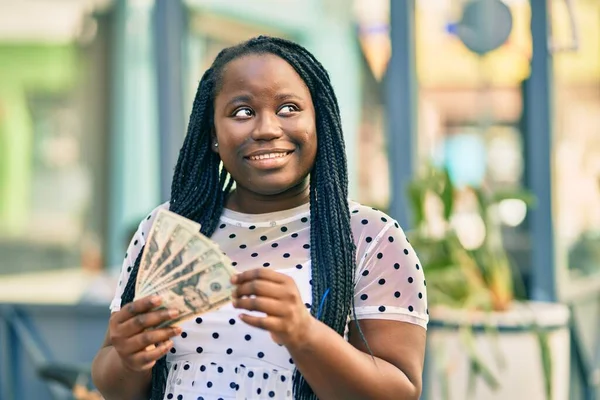 Mladý Africký Americký Žena Usměvavý Šťastný Držení Amerických Dolarů Městě — Stock fotografie