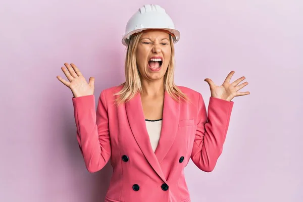 Hermosa Mujer Rubia Mediana Edad Vistiendo Hardhat Arquitecto Celebrando Loco —  Fotos de Stock