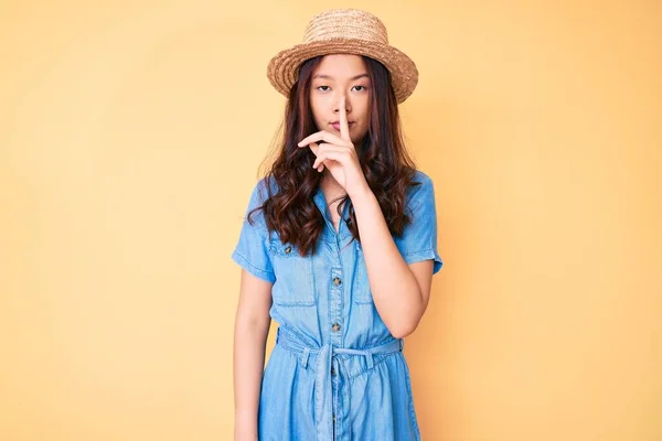戴着夏帽的年轻漂亮的中国姑娘请求安静 用手指捂住嘴唇 沉默和秘密概念 — 图库照片