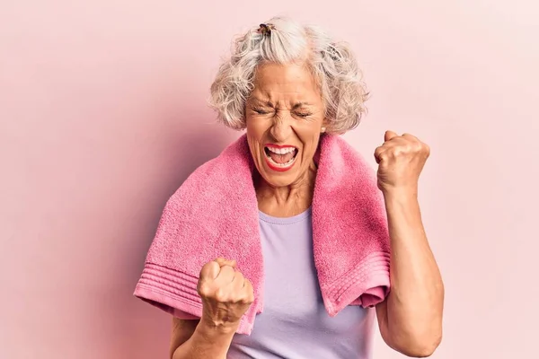 Spor Kıyafetleri Havlu Giyen Yaşlı Gri Saçlı Kadın Kolları Havada — Stok fotoğraf