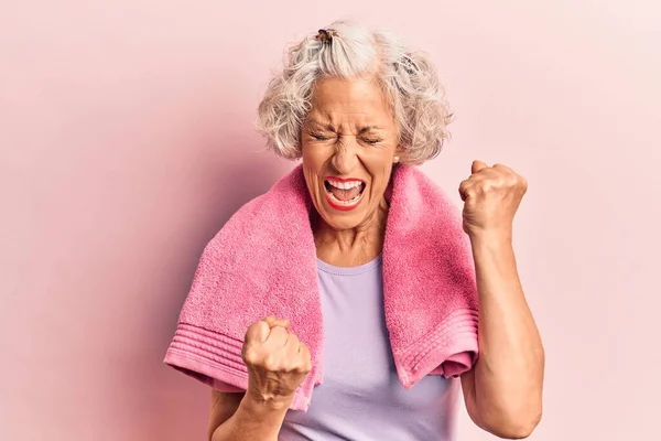 Donna Anziana Dai Capelli Grigi Indossa Abbigliamento Sportivo Asciugamano Celebrando — Foto Stock