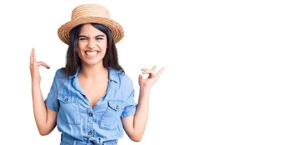 Morena Adolescente Con Sombrero Verano Gritando Con Expresión Loca Haciendo — Foto de Stock