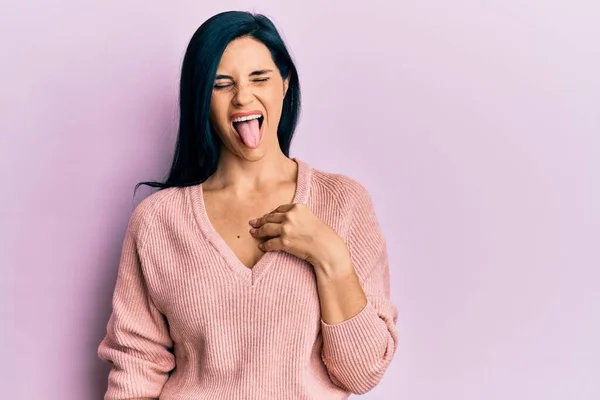 Jonge Blanke Vrouw Met Casual Kleding Die Tong Uitsteekt Blij — Stockfoto