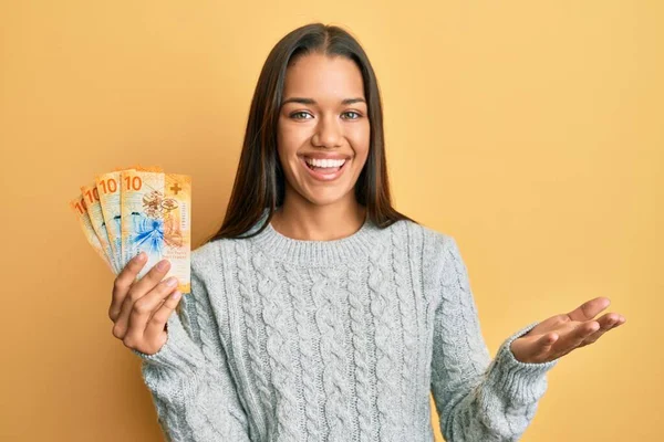 Mooie Latijns Amerikaanse Vrouw Met Zwitserse Franc Bankbiljetten Vieren Prestatie — Stockfoto