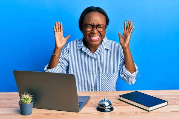 Mujer Africana Joven Que Trabaja Recepción Del Hotel Usando Ordenador — Foto de Stock