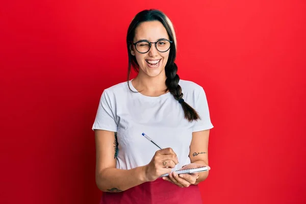 Junge Hispanische Frau Die Kellnerschürze Trägt Und Augenzwinkernd Die Kamera — Stockfoto