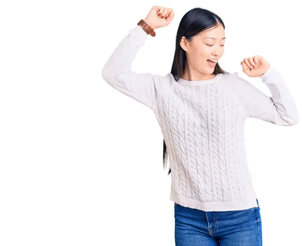 Молодая Красивая Китаянка Повседневном Свитере Танцует Счастливой Веселой Улыбаясь Движущейся — стоковое фото