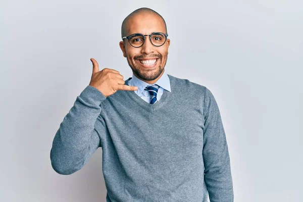 Der Hispanische Erwachsene Mann Mit Brille Und Businessstil Lächelt Und — Stockfoto