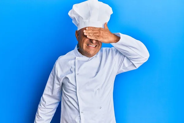 Hombre Maduro Oriente Medio Vistiendo Uniforme Cocinero Profesional Sombrero Sonriendo — Foto de Stock