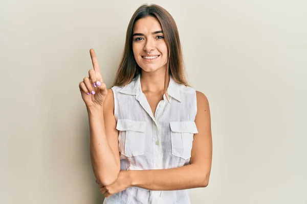 Молодая Латиноамериканка Обычной Одежде Улыбается Идеей Вопросом Показывая Пальцем Вверх — стоковое фото