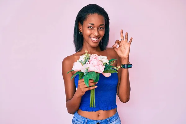 Junge Afrikanisch Amerikanische Frau Hält Blumen Der Hand Und Winkt — Stockfoto