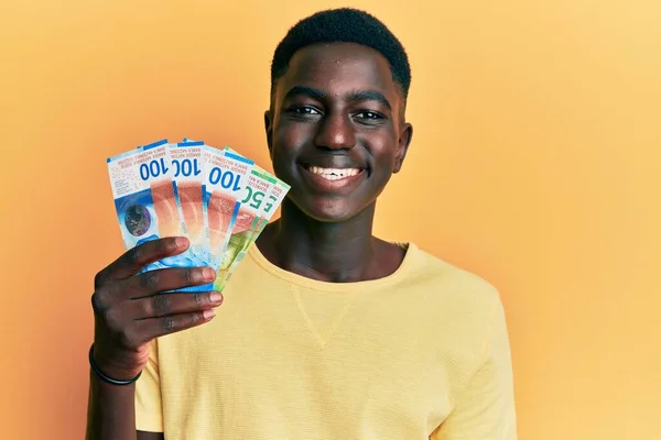 Fiatal Afro Amerikai Férfi Kezében Svájci Frank Bankjegyek Néz Pozitív — Stock Fotó