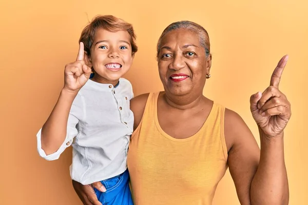 Nieto Hispano Abuela Juntos Sobre Fondo Amarillo Sonriendo Con Una —  Fotos de Stock