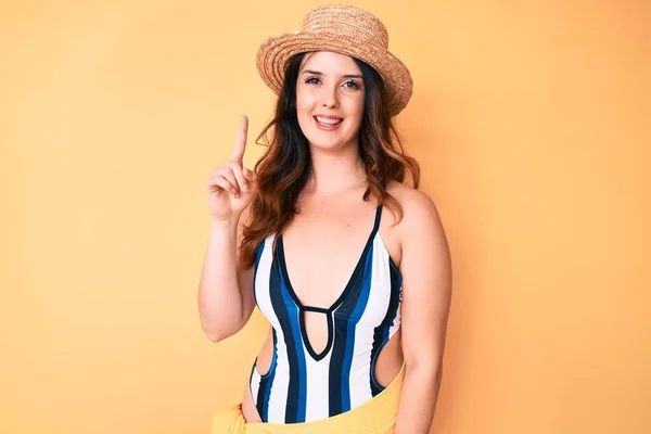 Young Beautiful Brunette Woman Wearing Bikini Summer Hat Smiling Idea — Stock Photo, Image