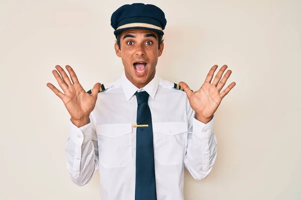 Mladý Hispánec Uniformě Pilota Letadla Oslavující Šílenost Úžas Nad Úspěchem — Stock fotografie