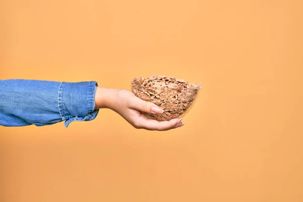 Mano Mujer Joven Caucásica Sosteniendo Tazón Con Cereal Copos Maíz — Foto de Stock