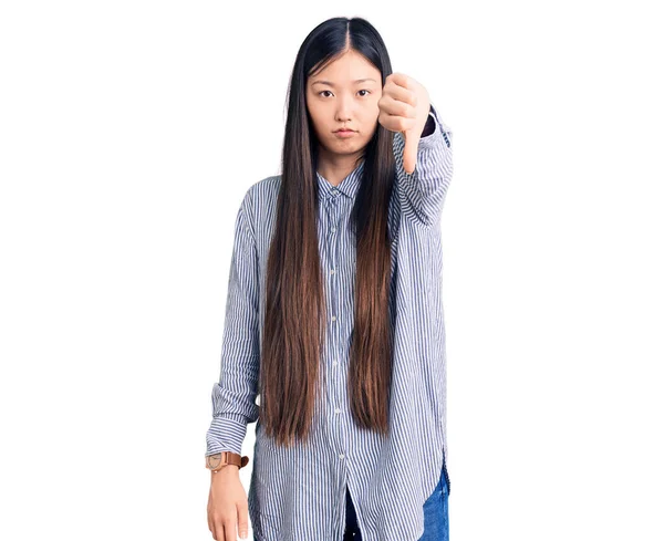 Jeune Belle Femme Chinoise Portant Chemise Décontractée Regardant Malheureux Colère — Photo
