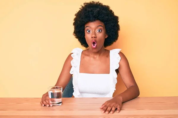 Giovane Donna Afroamericana Bere Bicchiere Acqua Spaventato Stupito Bocca Aperta — Foto Stock